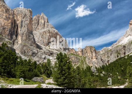 Wanderweg durch das Vajolet-Tal zu den Vajolet-Türmen, Rosengarten-Gruppe, Trentino, Italien Stockfoto