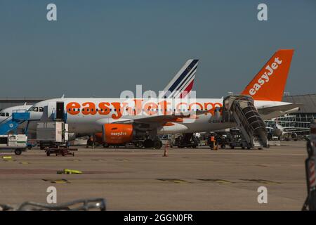 FRANKREICH. VAL D'OISE (95) FLUGHAFEN ROISSY CDG 2. AIRBUS EIN 319-FLUGZEUG VON EASY LOW COAST COMPANY AM ABFLUG. AIR FRANCE FLUGZEUG IM HINTERGRUND Stockfoto