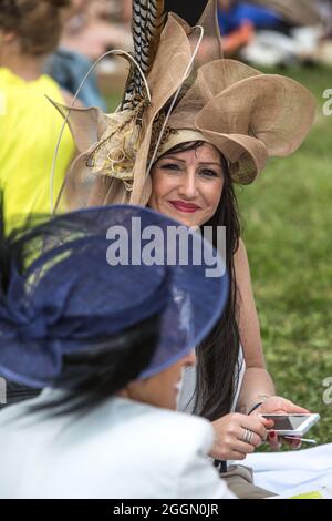 FRANKREICH. OISE (60) CHANTILLY HIPPODROME. PRIX DE DIANE, MODEDESIGN Stockfoto