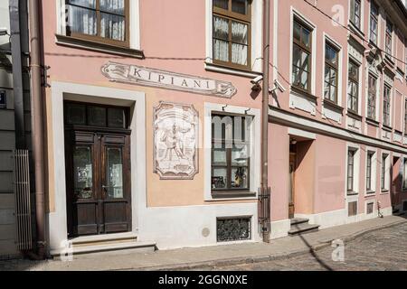 Riga, Lettland. August 2021. Handwerkliche Schuhmacher-Werkstatt im Stadtzentrum Stockfoto