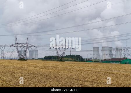 Hochspannungs-Transformator Umspannwerk und Kernkraftwerk Dukovany, Vysocina Region, Tschechische republik, Europa. Stockfoto