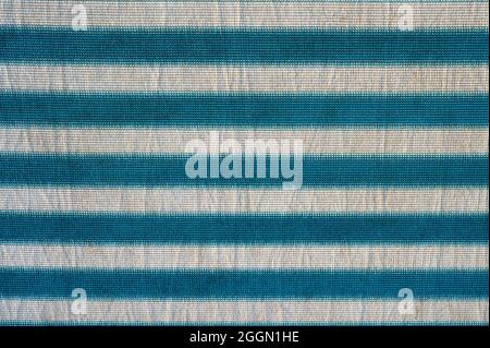 Hintergrund aus gestreiftem Stoff mit grauer Birke-Farbe. Stockfoto