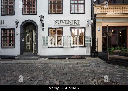 Riga, Lettland. August 2021. Ein Souvenirshop in einem typischen Gebäude im Stadtzentrum Stockfoto