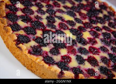 Hausgemachte Kuchen closeup auf Brombeeren. Stockfoto