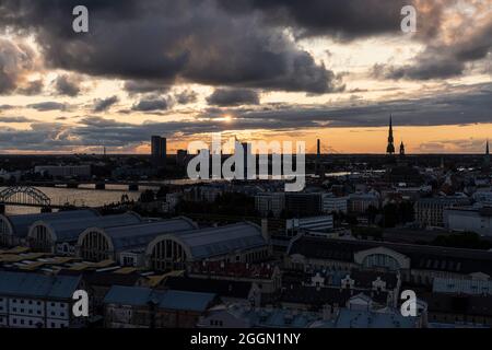 Riga, Lettland. 2021. August. Panoramablick auf die Stadt bei Sonnenuntergang Stockfoto