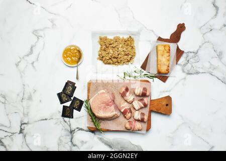 Verschiedene Fleischstücke auf Marmorboden Stockfoto