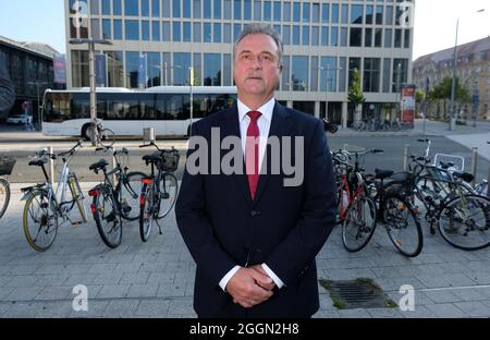 Leipzig, Deutschland. September 2021. Klaus Weselsky, Vorsitzender der Lokführer-Gewerkschaft (GDL), spricht bei einer Kundgebung seiner Gewerkschaft vor dem Hauptbahnhof. Aufgrund eines Streiks der GDL werden Züge gestrichen. In den Morgenstunden weitete die Gewerkschaft ihren Streik für bessere Arbeitsbedingungen vom Güterverkehr auf den Personenverkehr aus. Quelle: Sebastian Willnow/dpa-Zentralbild/dpa/Alamy Live News Stockfoto