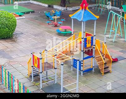 Draufsicht auf einen leeren bunten Kinderspielplatz in einem öffentlichen Park, sichere Schaukeln, Rutschen. Stockfoto