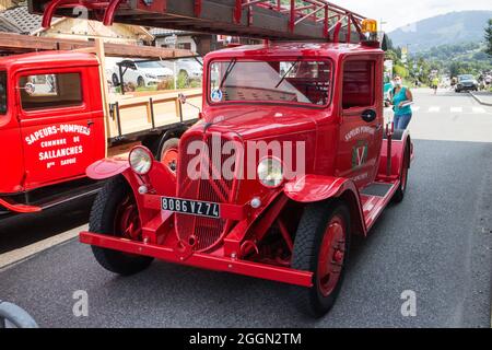 Oldtimer in PRAZ-SUR-ARLY : Feuerwehrauto von 23 Stockfoto