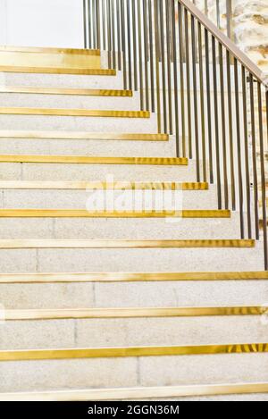 Marmortreppen, elegante Treppen in einem luxuriösen Interieur. Stockfoto