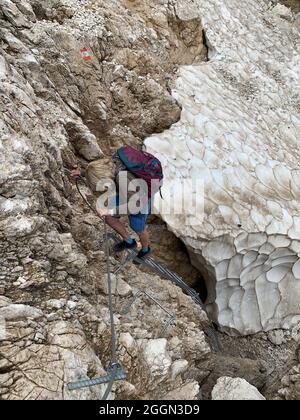 Wanderer, der vom Berg herabsteigt Stockfoto