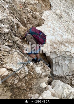 Wanderer, der vom Berg herabsteigt Stockfoto