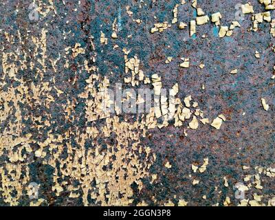 Alte verrostete Metalltür mit Resten von abgeplatzter heller Farbe, grunziger Hintergrund Stockfoto