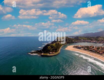 Luftaufnahme von Ribadesella und seiner Mündung in Asturien, Spanien. Stockfoto