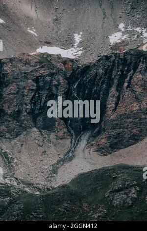 Schöne Aussicht auf felsige Hügel und Berge im Naturpark Gran Paradiso in Italien Stockfoto