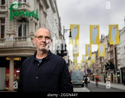 REDAKTIONELLE VERWENDUNG GARY Hume, NUR britischer Künstler, enthüllt eine Sammlung von eigens in Auftrag gegebenen Flaggen auf der Londoner Bond Street, die er für Art in Mayfair entworfen hat, eine sechswöchige Feier von Kunst und Kultur in Zusammenarbeit mit der Royal Academy of Arts. Bilddatum: Donnerstag, 2. September 2021. Stockfoto