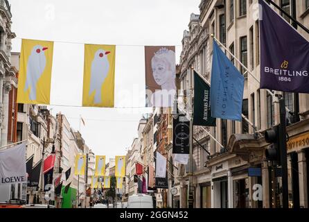 NUR FÜR REDAKTIONELLE VERWENDUNG Allgemeine Ansichten bei der Enthüllung einer Sammlung von eigens in Auftrag gegebenen Flaggen des britischen Künstlers Gary Hume in der Bond Street von LondonÍ, die er für Art in Mayfair entworfen hat - eine sechswöchige Feier von Kunst und Kultur in Zusammenarbeit mit der Royal Academy of Arts. Donnerstag, 2. September 2021. Stockfoto