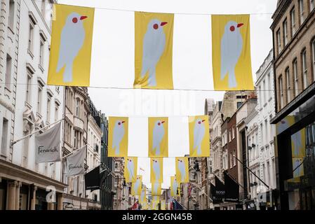 NUR FÜR REDAKTIONELLE VERWENDUNG Allgemeine Ansichten bei der Enthüllung einer Sammlung von eigens in Auftrag gegebenen Flaggen des britischen Künstlers Gary Hume in der Bond Street von LondonÕ, die er für Art in Mayfair entworfen hat - eine sechswöchige Feier von Kunst und Kultur in Zusammenarbeit mit der Royal Academy of Arts. Donnerstag, 2. September 2021. Stockfoto