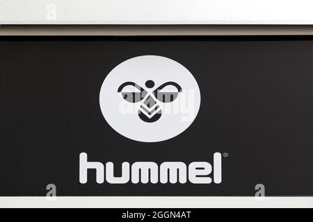 Vejle, Dänemark - 12. Oktober 2018: Hummel-Logo an der Wand. Hummel International ist ein Sportbekleidungsunternehmen mit Sitz in Dänemark Stockfoto