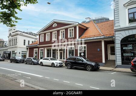 Riga, Lettland. August 2021. Außenansicht eines typischen Holzhauses im Stadtzentrum Stockfoto