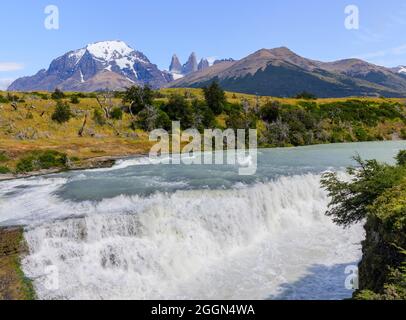 Cascada Rio Paine, Wasserfälle im Nationalpark Torres del Paine, Patagonien, Südchile mit den Gipfeln der Torres Del Paine Stockfoto