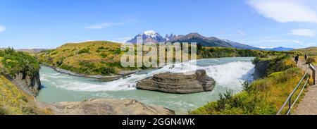 Cascada Rio Paine, Wasserfälle im Nationalpark Torres del Paine, Patagonien, Südchile mit den Gipfeln der Torres Del Paine Stockfoto