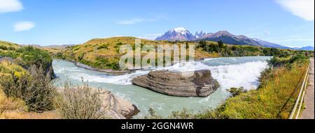 Cascada Rio Paine, Wasserfälle im Nationalpark Torres del Paine, Patagonien, Südchile mit den Gipfeln der Torres Del Paine Stockfoto