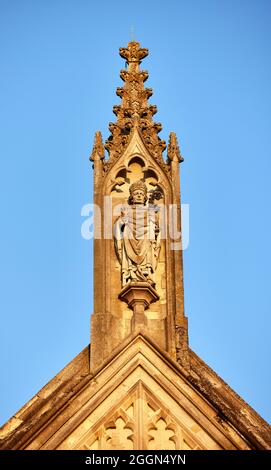 Westfront der Winchester Cathedral im späten Abendlicht, Winchester, Hampshire, Südengland Stockfoto