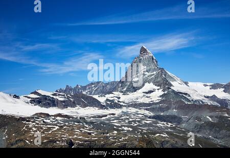 Die ikonischen Matterhorn- und Breithorn-Berge vom Gornergrat aus gesehen, einem felsigen Kamm der Pennine Alps südöstlich von Zermatt, Wallis, Schweiz Stockfoto