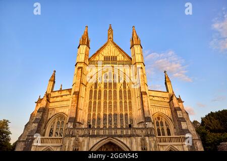 Westfront der Winchester Cathedral im späten Abendlicht, Winchester, Hampshire, Südengland Stockfoto