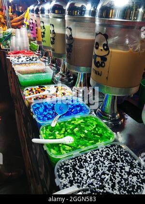 Getränkepresen. Gelee-Füllungen für trendige Cocktails in Asien. Samui, Tailand - 02.26.2020 Stockfoto