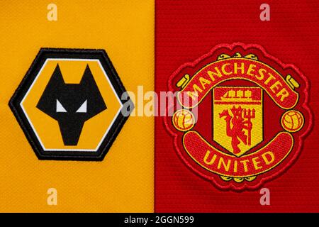 Nahaufnahme des Vereinswappens von Manchester United & Wolverhampton Wanderers. Stockfoto