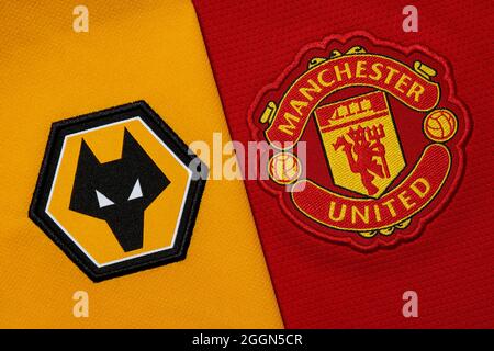 Nahaufnahme des Vereinswappens von Manchester United & Wolverhampton Wanderers. Stockfoto