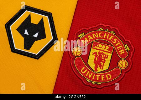 Nahaufnahme des Vereinswappens von Manchester United & Wolverhampton Wanderers. Stockfoto