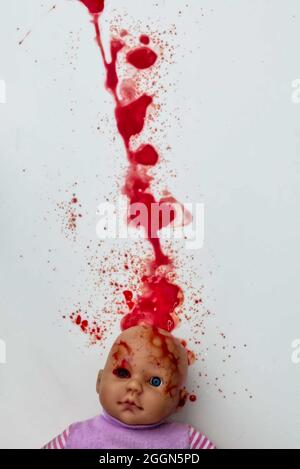 Puppenkopf mit Blutspur und Splatter. Horror! (Buchumschlag) Stockfoto