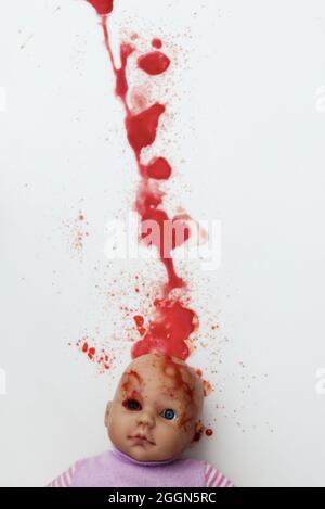 Puppenkopf mit Blutspur und Splatter. Horror! (Buchumschlag) Stockfoto