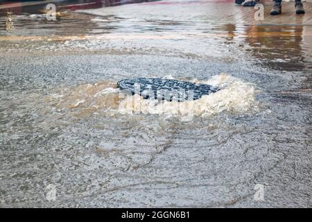 Überschwemmungen. Hochwasser. Straßen, Promenaden und Strand überflutet. Regen. Stürme. Sturm. Beschädigung. Hurrikan. Tot. Verschwunden. Starker Regen. 2024. Malaga. Valencia. Stockfoto