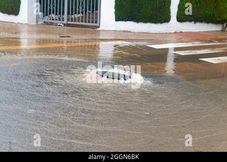 Überschwemmungen. Hochwasser. Straßen, Promenaden und Strand überflutet. Regen. Stürme. Sturm. Beschädigung. Hurrikan. Tot. Verschwunden. Starker Regen. 2024. Malaga. Valencia. Stockfoto