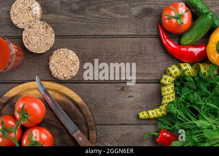 Glas Tomatensaft mit Gemüse und Maßband auf dem Tisch close-up Stockfoto