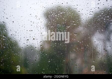 Regen auf einem Fenster an einem stürmischen Tag auf der Französische Riviera im Oktober Stockfoto