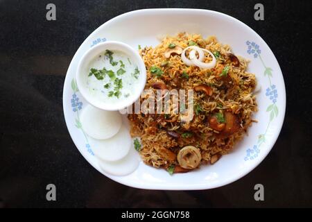 Huhn Biryani oder Murgh Pulao. Garniert mit gebratener Zwiebel, Cashewkernen und Koriander. Biryani ist ein berühmtes würziges, nicht-vegetarisches Gericht Indiens. Stockfoto