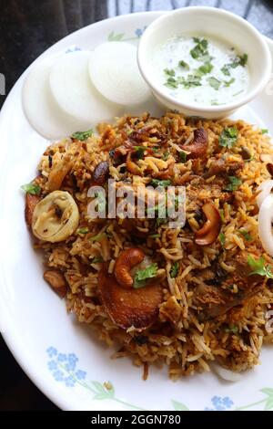 Huhn Biryani oder Murgh Pulao. Garniert mit gebratener Zwiebel, Cashewkernen und Koriander. Biryani ist ein berühmtes würziges, nicht-vegetarisches Gericht Indiens. Stockfoto