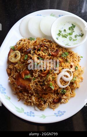 Huhn Biryani oder Murgh Pulao. Garniert mit gebratener Zwiebel, Cashewkernen und Koriander. Biryani ist ein berühmtes würziges, nicht-vegetarisches Gericht Indiens. Stockfoto