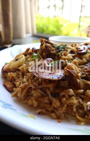 Huhn Biryani oder Murgh Pulao. Garniert mit gebratener Zwiebel, Cashewkernen und Koriander. Biryani ist ein berühmtes würziges, nicht-vegetarisches Gericht Indiens. Stockfoto