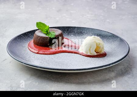 Klassischer Schokoladenfondant mit Eis auf einem Teller Stockfoto