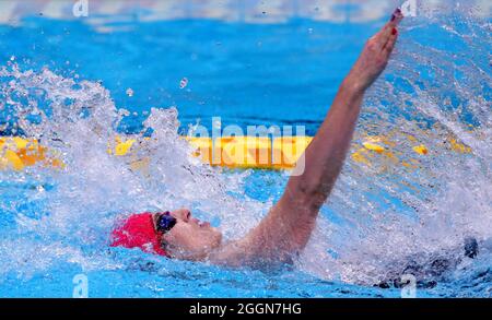 Der britische Bethany Firth ist auf dem Weg zum Gold-Gewinn beim Finale der Frauen im 100m Backstroke - S14 im Tokyo Aquatics Center am 9. Tag der Paralympischen Spiele in Tokio 2020 in Japan. Bilddatum: Donnerstag, 2. September 2021. Stockfoto