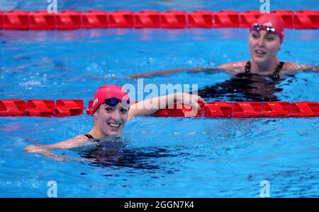 Das britische Unternehmen Bethany Firth (links) feiert den Goldsieg mit Jessica-Jane Applegate, die am neunten Tag der Paralympischen Spiele in Tokio 2020 Bronze beim Finale der Frauen mit 100 m Rückschlag - S14 im Tokyo Aquatics Center gewann. Bilddatum: Donnerstag, 2. September 2021. Stockfoto