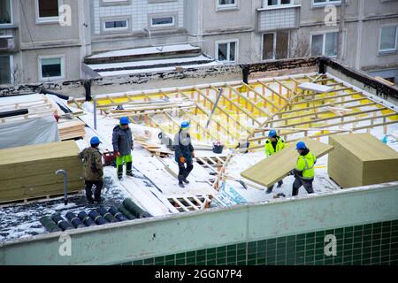 Bauarbeiter, die das Dach sanieren Stockfoto