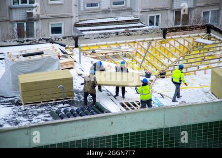 Bauarbeiter, die das Dach sanieren Stockfoto