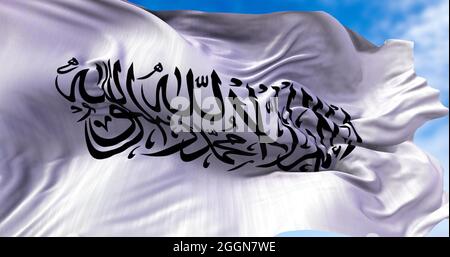 Die Flagge des islamischen Emirats Afghanistan winkt im Wind. Es handelt sich um ein nicht anerkanntes islamisches Emirat, das im August 202 von den taliban gegründet wurde Stockfoto